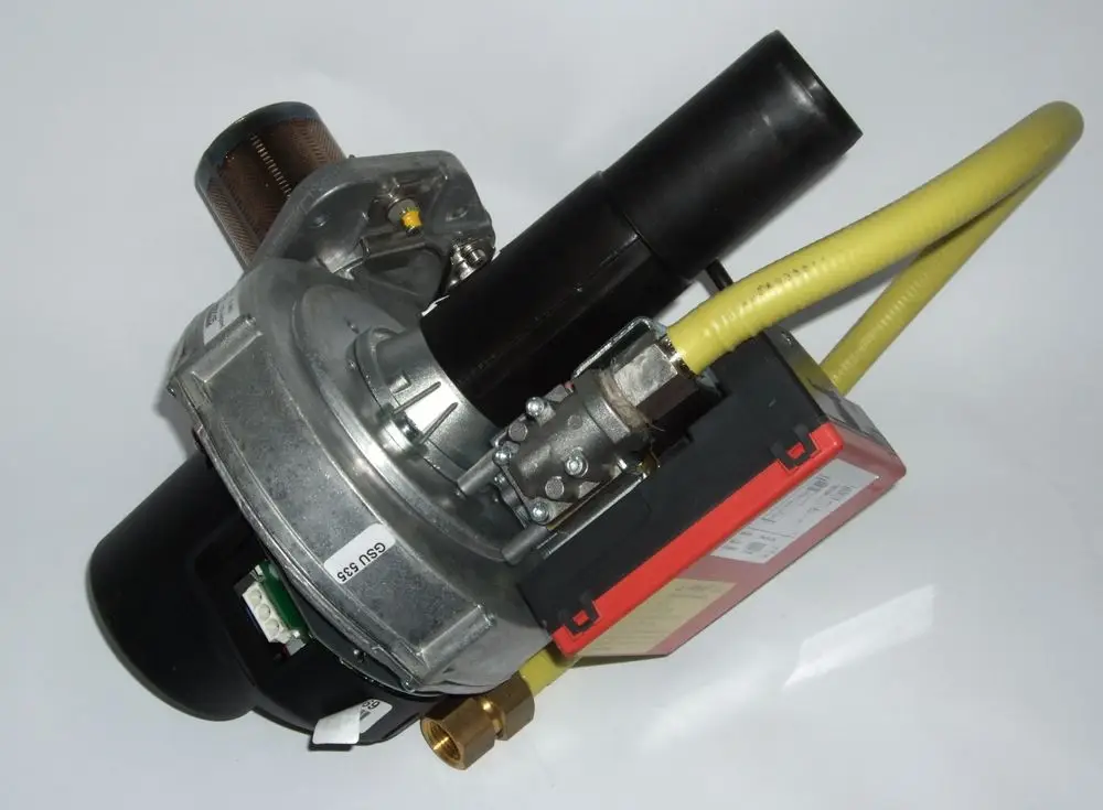 Gasbrenner von Daikin mit Metallgehäuse und verschiedenen Anschlussleitungen. Sichtbare elektronische Steuerungseinheit und Luftansaugöffnung.